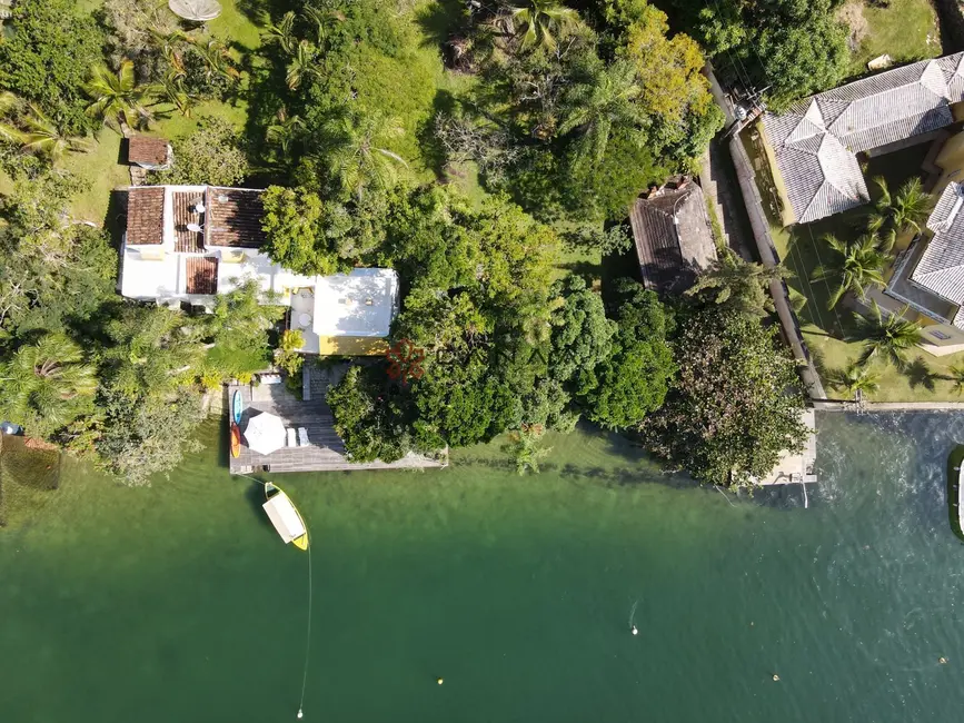 Casa com 3 quartos à venda, 300m2 em Angra Dos Reis - RJ - imagem 4 Foto 4 de Casa com 3 quartos à venda, 300m2 em Angra Dos Reis - RJ