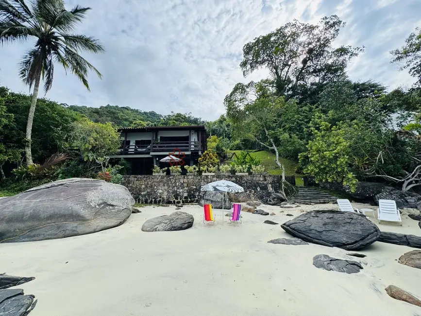 Casa de Condomínio com 5 quartos para alugar, 350m2 em Mombaça, Angra Dos Reis - RJ - imagem 2 Foto 2 de Casa de Condomínio com 5 quartos para alugar, 350m2 em Mombaça, Angra Dos Reis - RJ