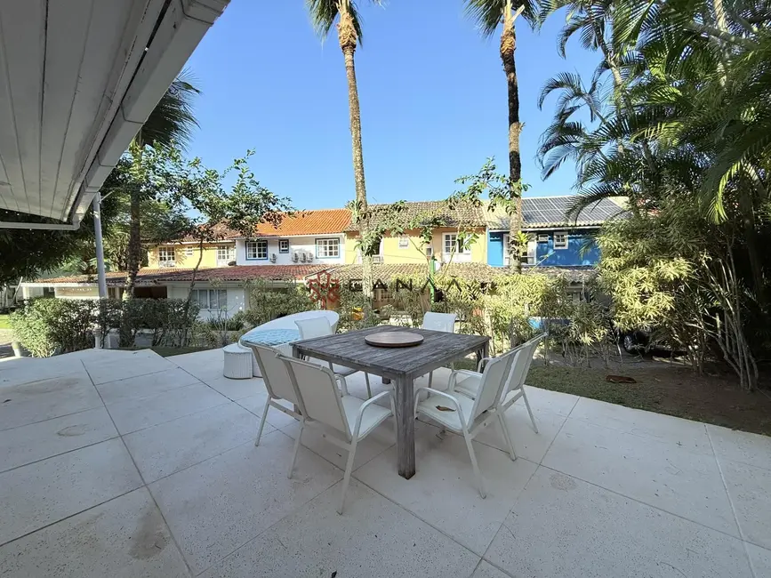 Casa de Condomínio com 4 quartos para alugar, 200m2 em Mombaça, Angra Dos Reis - RJ - imagem 3 Foto 3 de Casa de Condomínio com 4 quartos para alugar, 200m2 em Mombaça, Angra Dos Reis - RJ