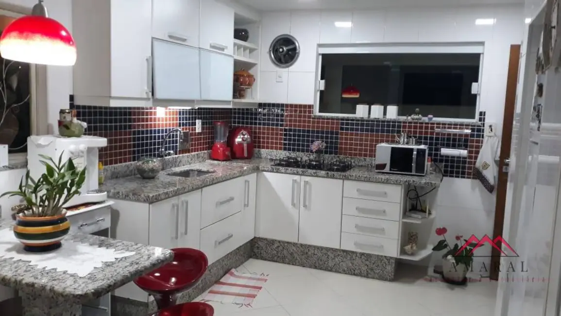 Foto 6 de Casa com 2 quartos para alugar, 240m2 em Centro, Marica - RJ