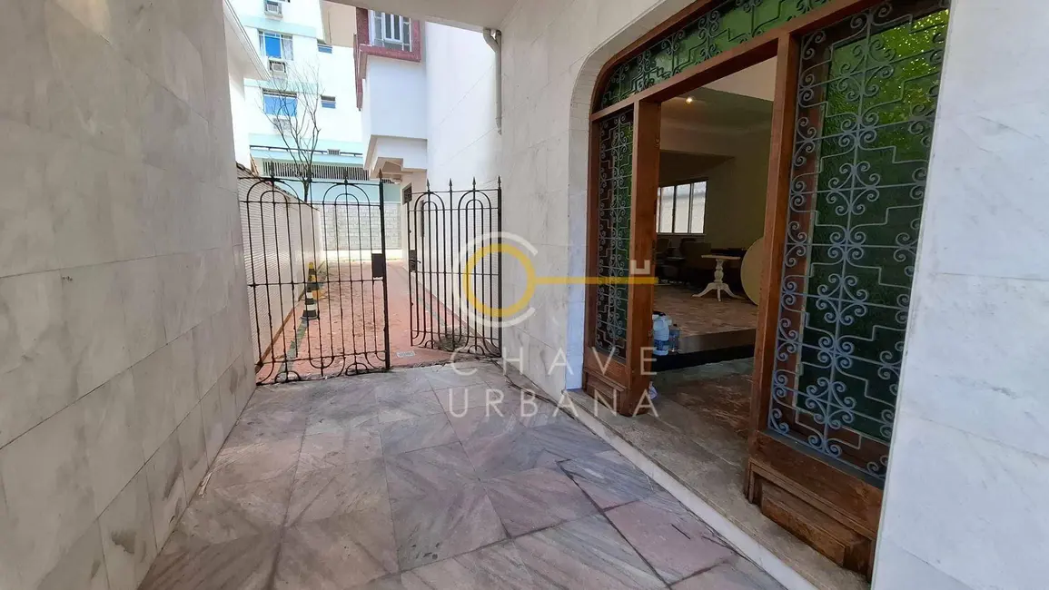 Casa com 3 quartos para alugar, 289m2 em Gonzaga, Santos - SP - imagem 4 Foto 4 de Casa com 3 quartos para alugar, 289m2 em Gonzaga, Santos - SP