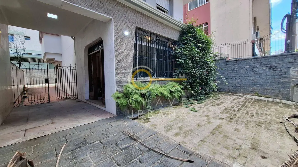 Casa com 3 quartos para alugar, 289m2 em Gonzaga, Santos - SP - imagem 1 Foto 1 de Casa com 3 quartos para alugar, 289m2 em Gonzaga, Santos - SP