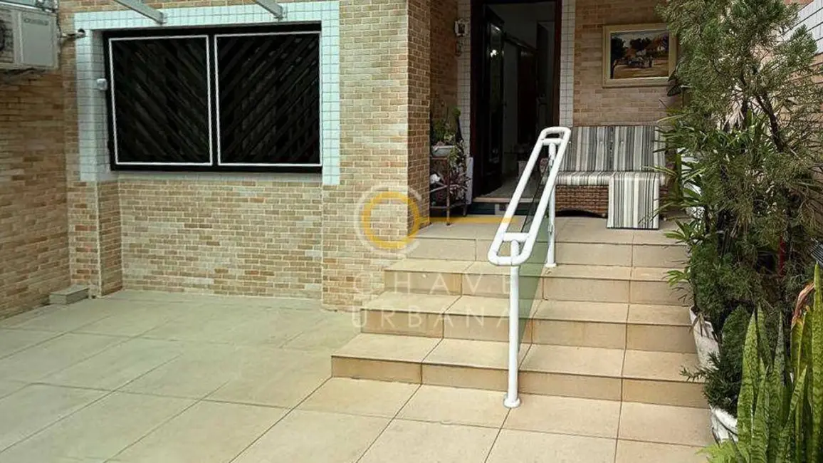 Foto 1 de Sobrado com 4 quartos à venda, 150m2 em Gonzaga, Santos - SP