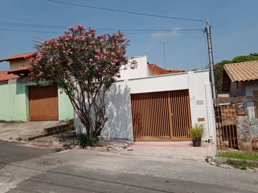 Foto 1 de Casa com 2 quartos à venda, 150m2 em Santa Fé, Betim - MG