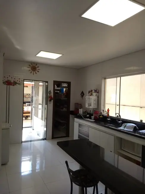 Casa com 3 quartos à venda, 300m2 em Contagem - MG - imagem 4 Foto 4 de Casa com 3 quartos à venda, 300m2 em Contagem - MG