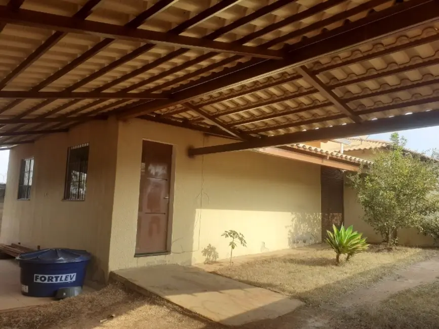 Foto 2 de Casa com 2 quartos à venda, 180m2 em Esmeraldas - MG
