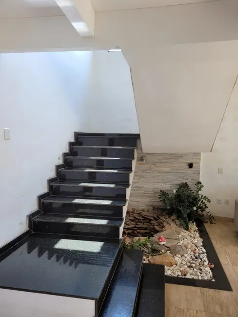 Foto 2 de Casa com 4 quartos à venda, 390m2 em Contagem - MG