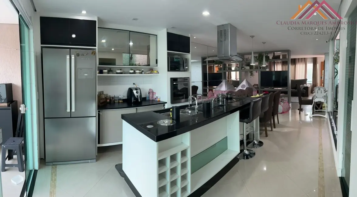 Sobrado com 3 quartos à venda, 259m2 em Laranjeiras, Caieiras - SP - imagem 8 Foto 8 de Sobrado com 3 quartos à venda, 259m2 em Laranjeiras, Caieiras - SP