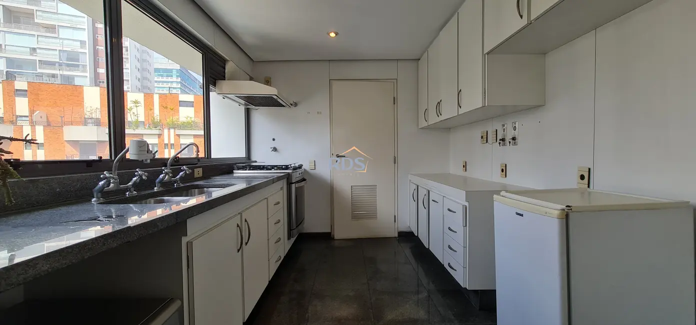 Foto 9 de Apartamento com 4 quartos à venda, 277m2 em Vila Suzana, São Paulo - SP