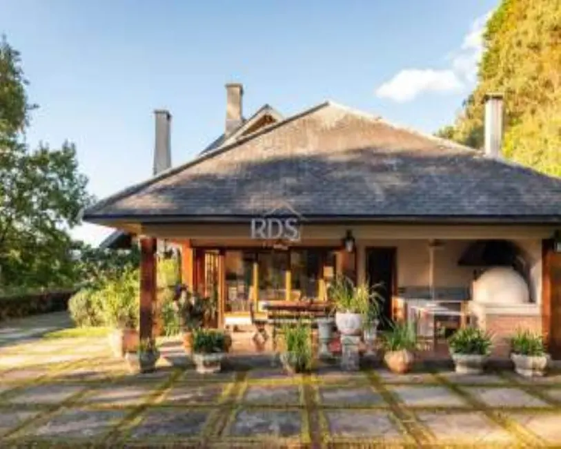 Casa com 5 quartos à venda, 533m2 em Campos Do Jordao - SP - imagem 1 Foto 1 de Casa com 5 quartos à venda, 533m2 em Campos Do Jordao - SP