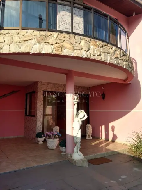 Sobrado com 3 quartos à venda, 174m2 em Centro, Guaratuba - PR - imagem 3 Foto 3 de Sobrado com 3 quartos à venda, 174m2 em Centro, Guaratuba - PR