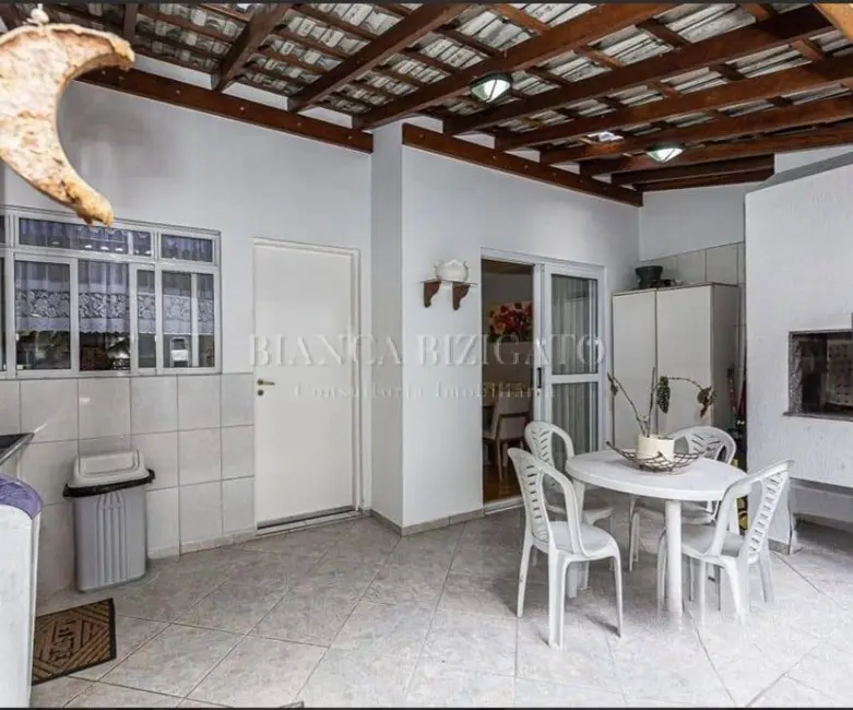 Casa com 4 quartos à venda, 226m2 em Água Verde, Curitiba - PR - imagem 4 Foto 4 de Casa com 4 quartos à venda, 226m2 em Água Verde, Curitiba - PR