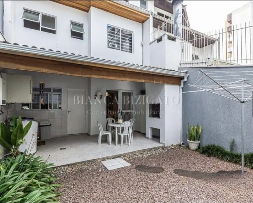 Casa com 4 quartos à venda, 226m2 em Água Verde, Curitiba - PR - imagem 1 Foto 1 de Casa com 4 quartos à venda, 226m2 em Água Verde, Curitiba - PR