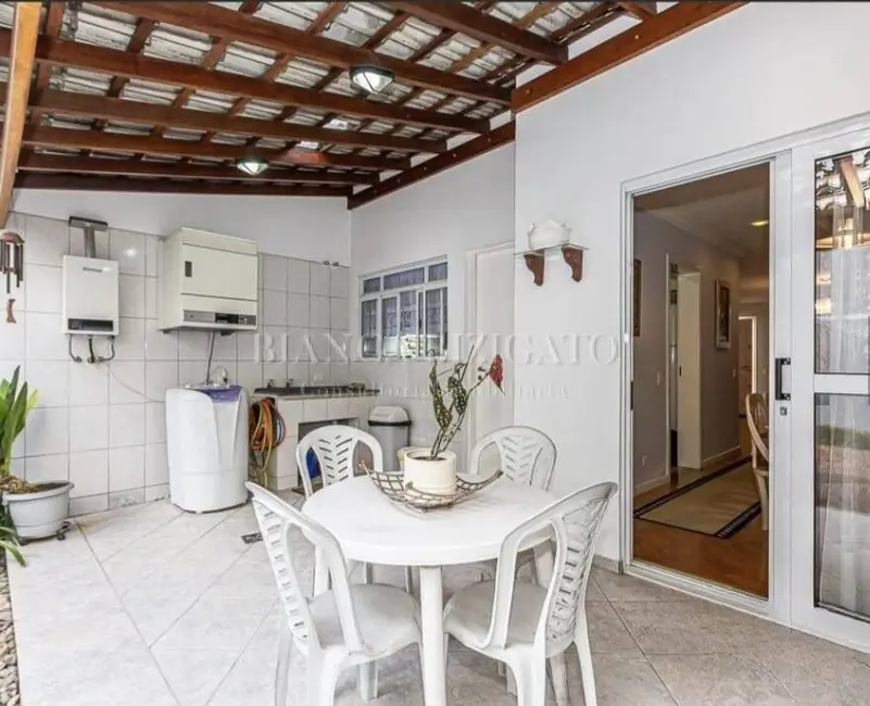 Casa com 4 quartos à venda, 226m2 em Água Verde, Curitiba - PR - imagem 2 Foto 2 de Casa com 4 quartos à venda, 226m2 em Água Verde, Curitiba - PR