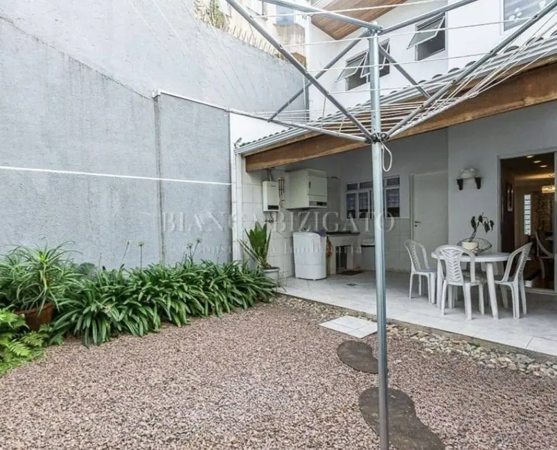 Casa com 4 quartos à venda, 226m2 em Água Verde, Curitiba - PR - imagem 3 Foto 3 de Casa com 4 quartos à venda, 226m2 em Água Verde, Curitiba - PR