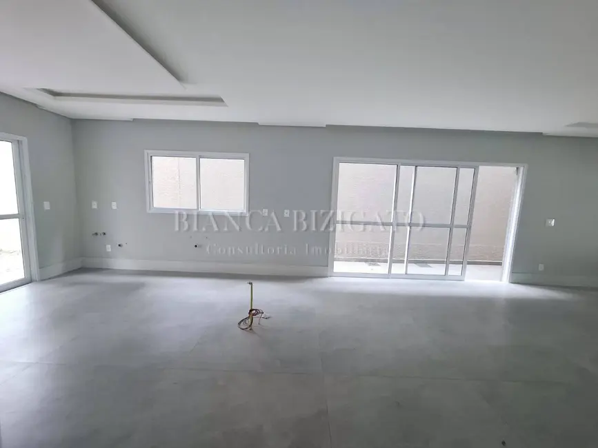 Casa com 4 quartos à venda, 281m2 em Uberaba, Curitiba - PR - imagem 4 Foto 4 de Casa com 4 quartos à venda, 281m2 em Uberaba, Curitiba - PR