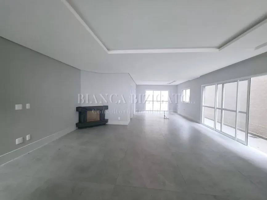 Casa com 4 quartos à venda, 281m2 em Uberaba, Curitiba - PR - imagem 6 Foto 6 de Casa com 4 quartos à venda, 281m2 em Uberaba, Curitiba - PR