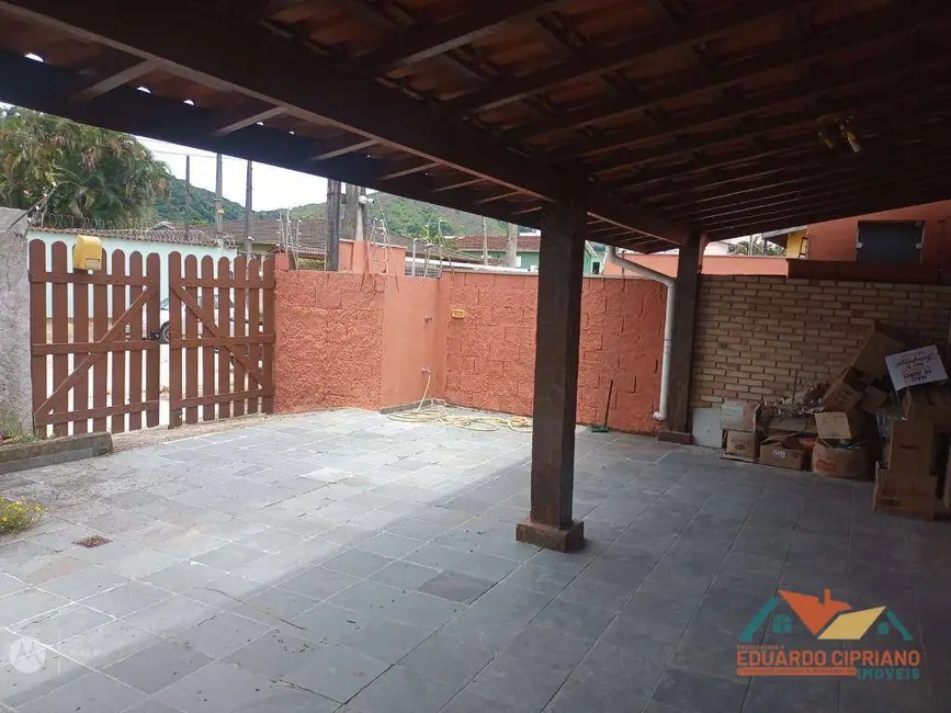 Foto 1 de Casa com 2 quartos para alugar, 250m2 em Martim de Sá, Caraguatatuba - SP