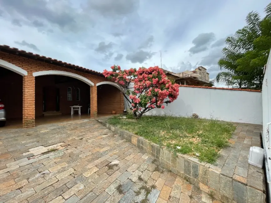 Casa com 3 quartos à venda, 211m2 em Vila Xavier (Vila Xavier), Araraquara - SP - imagem 4 Foto 4 de Casa com 3 quartos à venda, 211m2 em Vila Xavier (Vila Xavier), Araraquara - SP