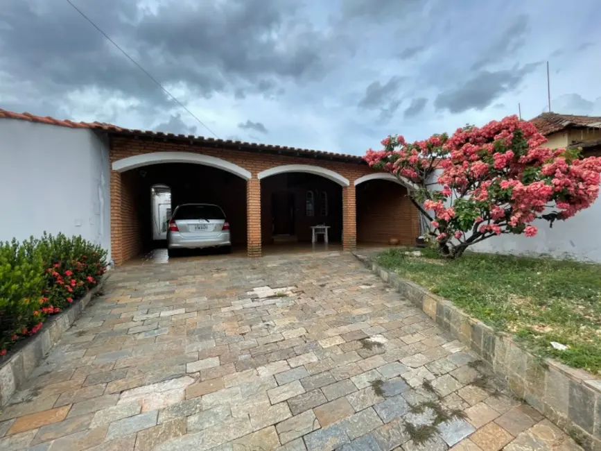 Casa com 3 quartos à venda, 211m2 em Vila Xavier (Vila Xavier), Araraquara - SP - imagem 3 Foto 3 de Casa com 3 quartos à venda, 211m2 em Vila Xavier (Vila Xavier), Araraquara - SP