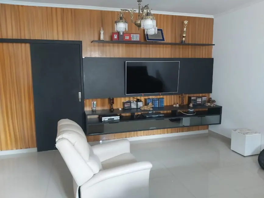 Casa com 3 quartos à venda, 301m2 em Vila Xavier (Vila Xavier), Araraquara - SP - imagem 3 Foto 3 de Casa com 3 quartos à venda, 301m2 em Vila Xavier (Vila Xavier), Araraquara - SP