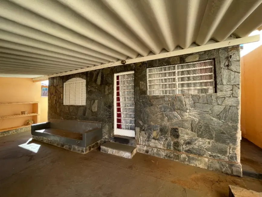 Casa com 2 quartos à venda, 245m2 em Vila Yamada, Araraquara - SP - imagem 3 Foto 3 de Casa com 2 quartos à venda, 245m2 em Vila Yamada, Araraquara - SP