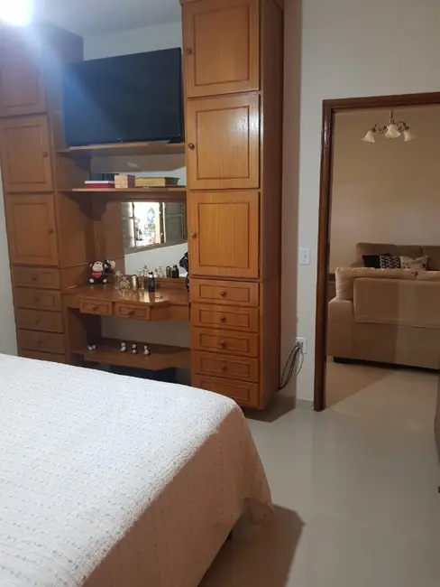 Casa com 3 quartos à venda, 300m2 em Jardim das Estações (Vila Xavier), Araraquara - SP - imagem 2 Foto 2 de Casa com 3 quartos à venda, 300m2 em Jardim das Estações (Vila Xavier), Araraquara - SP