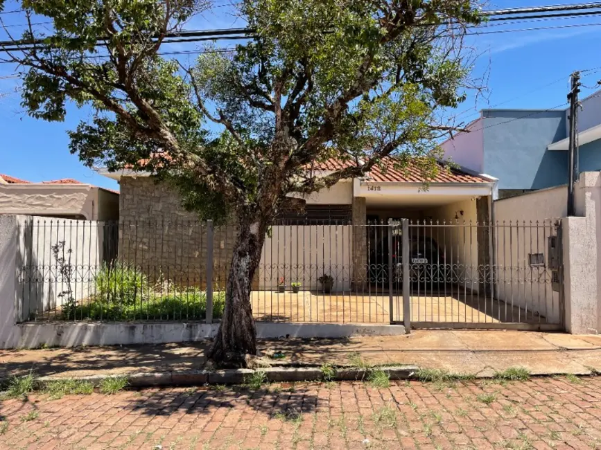 Foto 1 de Casa com 4 quartos para alugar, 190m2 em Centro, Araraquara - SP