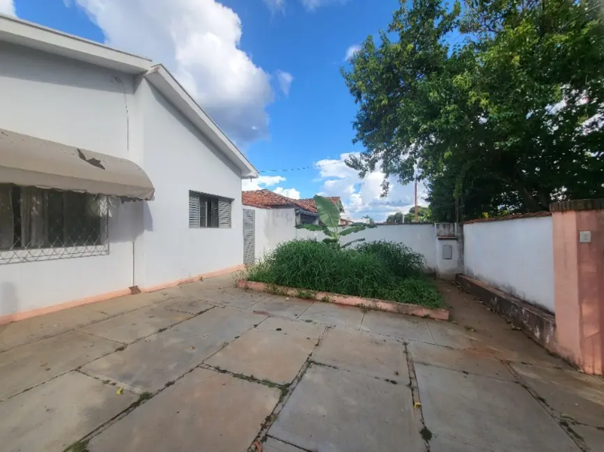 Casa com 2 quartos à venda, 184m2 em Vila Ferroviária, Araraquara - SP - imagem 2 Foto 2 de Casa com 2 quartos à venda, 184m2 em Vila Ferroviária, Araraquara - SP