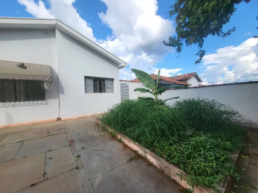 Casa com 2 quartos à venda, 184m2 em Vila Ferroviária, Araraquara - SP - imagem 3 Foto 3 de Casa com 2 quartos à venda, 184m2 em Vila Ferroviária, Araraquara - SP