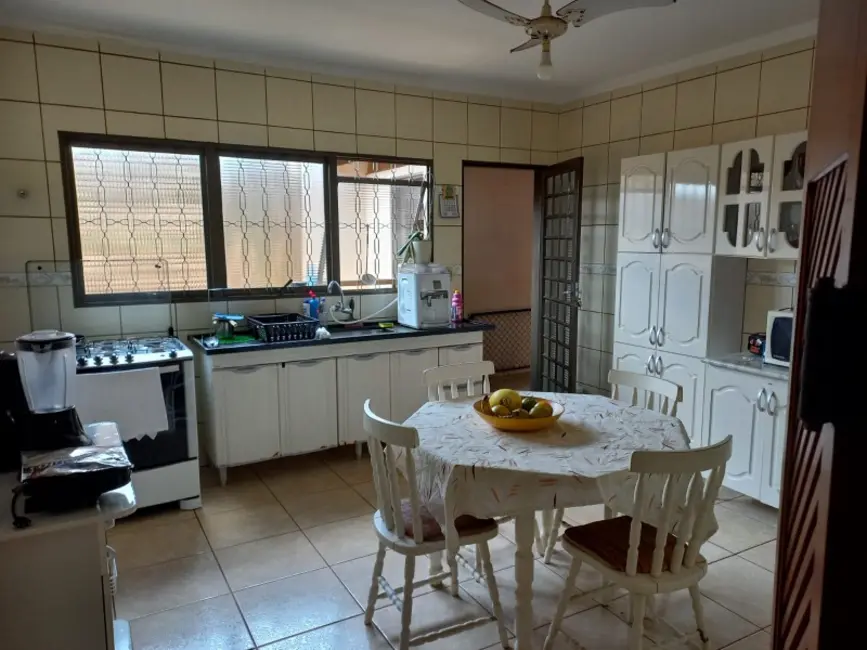 Chácara com 3 quartos à venda, 3292m2 em Parque Planalto, Araraquara - SP - imagem 3 Foto 3 de Chácara com 3 quartos à venda, 3292m2 em Parque Planalto, Araraquara - SP