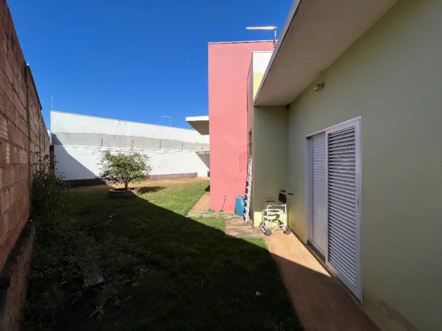 Casa com 3 quartos à venda, 177m2 em Residencial Cambuy, Araraquara - SP - imagem 8 Foto 8 de Casa com 3 quartos à venda, 177m2 em Residencial Cambuy, Araraquara - SP