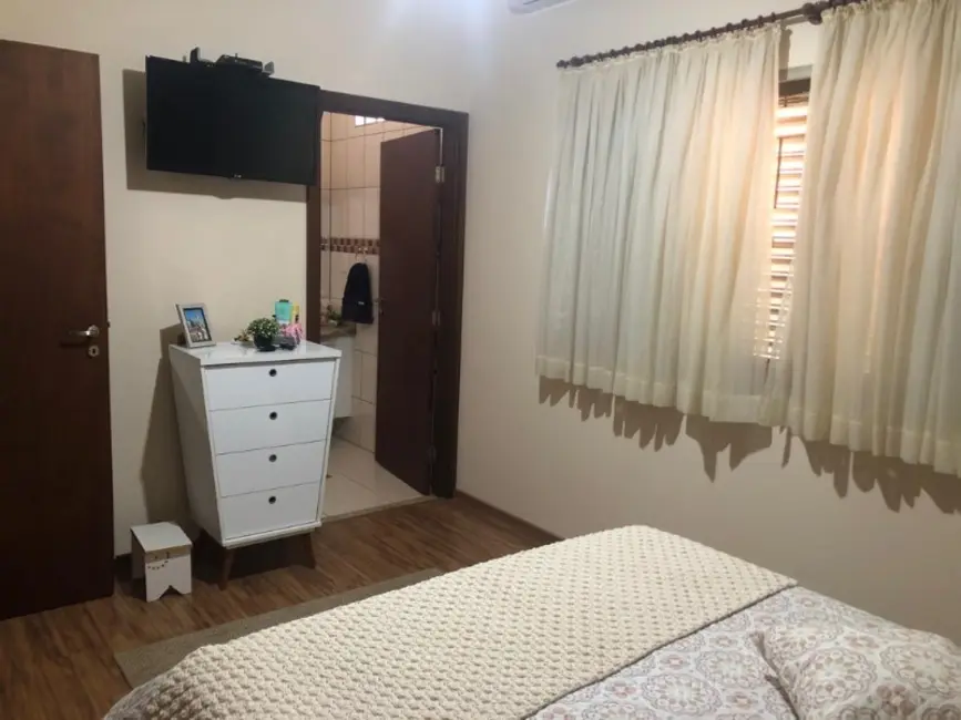 Casa com 3 quartos à venda, 180m2 em Jardim Tangará, Araraquara - SP - imagem 9 Foto 9 de Casa com 3 quartos à venda, 180m2 em Jardim Tangará, Araraquara - SP
