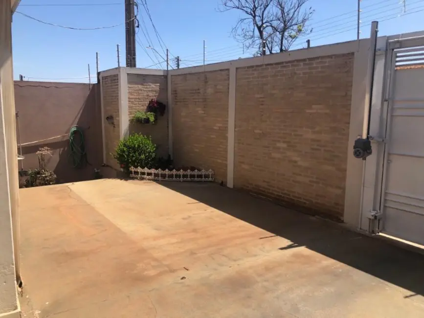 Casa com 3 quartos à venda, 180m2 em Jardim Tangará, Araraquara - SP - imagem 3 Foto 3 de Casa com 3 quartos à venda, 180m2 em Jardim Tangará, Araraquara - SP