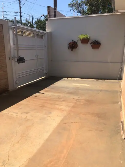 Casa com 3 quartos à venda, 180m2 em Jardim Tangará, Araraquara - SP - imagem 2 Foto 2 de Casa com 3 quartos à venda, 180m2 em Jardim Tangará, Araraquara - SP