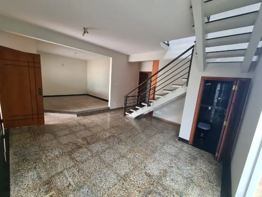 Casa com 3 quartos à venda, 256m2 em Centro, Araraquara - SP - imagem 5 Foto 5 de Casa com 3 quartos à venda, 256m2 em Centro, Araraquara - SP