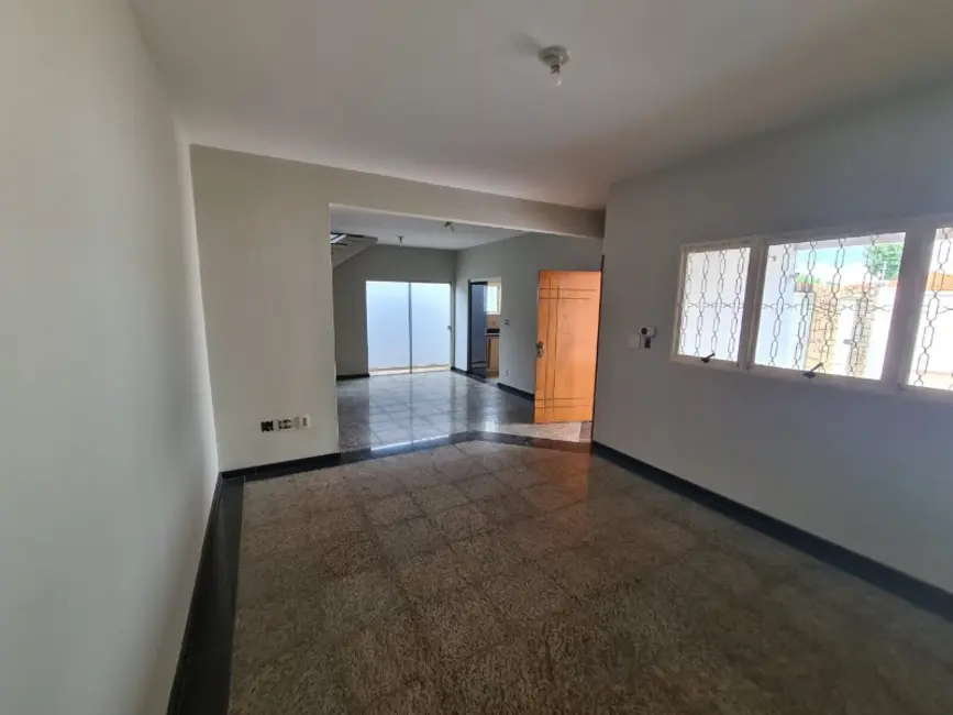 Casa com 3 quartos à venda, 256m2 em Centro, Araraquara - SP - imagem 6 Foto 6 de Casa com 3 quartos à venda, 256m2 em Centro, Araraquara - SP