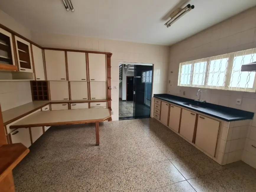 Casa com 3 quartos à venda, 256m2 em Centro, Araraquara - SP - imagem 4 Foto 4 de Casa com 3 quartos à venda, 256m2 em Centro, Araraquara - SP
