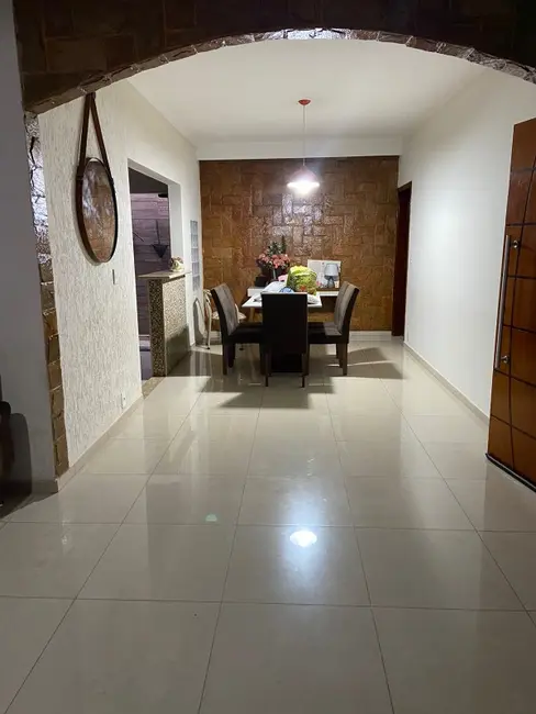 Casa com 3 quartos à venda, 217m2 em Jardim América (Vila Xavier), Araraquara - SP - imagem 4 Foto 4 de Casa com 3 quartos à venda, 217m2 em Jardim América (Vila Xavier), Araraquara - SP