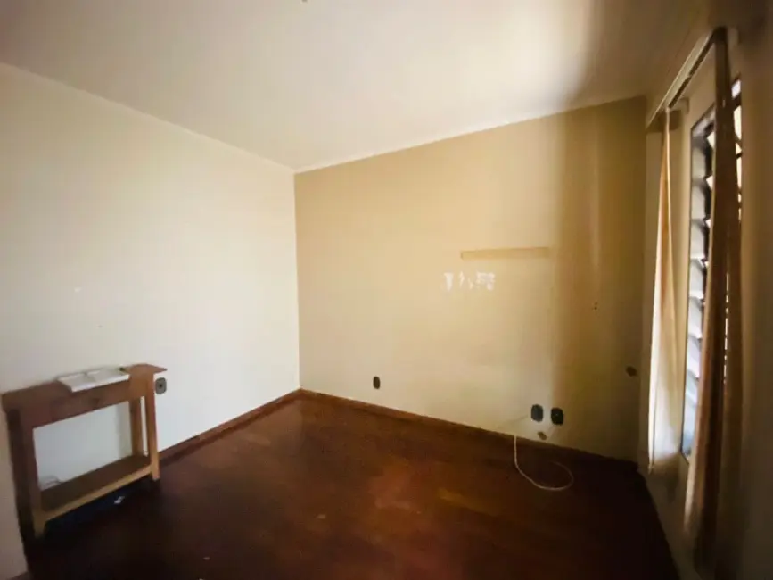 Casa com 3 quartos à venda, 251m2 em Parque Laranjeiras, Araraquara - SP - imagem 4 Foto 4 de Casa com 3 quartos à venda, 251m2 em Parque Laranjeiras, Araraquara - SP