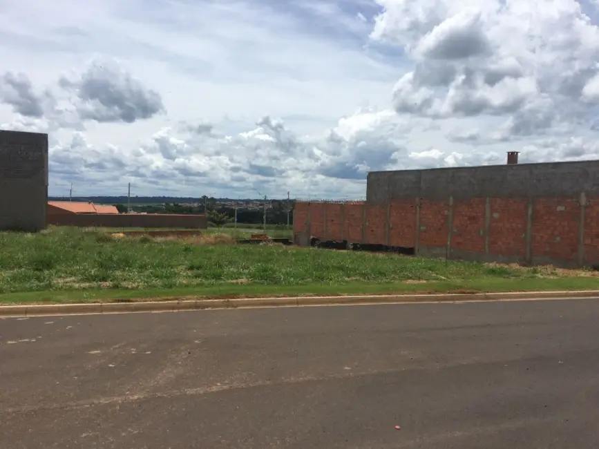 Foto 1 de Terreno / Lote à venda em Araraquara - SP