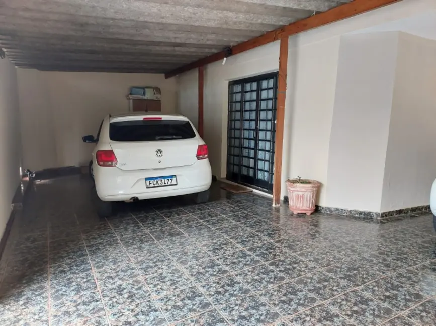 Casa com 3 quartos à venda, 232m2 em Vila Santa Maria (Vila Xavier), Araraquara - SP - imagem 2 Foto 2 de Casa com 3 quartos à venda, 232m2 em Vila Santa Maria (Vila Xavier), Araraquara - SP