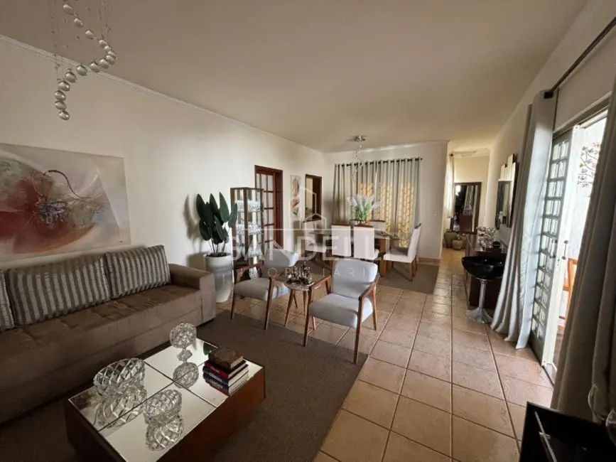 Casa com 3 quartos à venda, 239m2 em Araraquara - SP - imagem 7 Foto 7 de Casa com 3 quartos à venda, 239m2 em Araraquara - SP