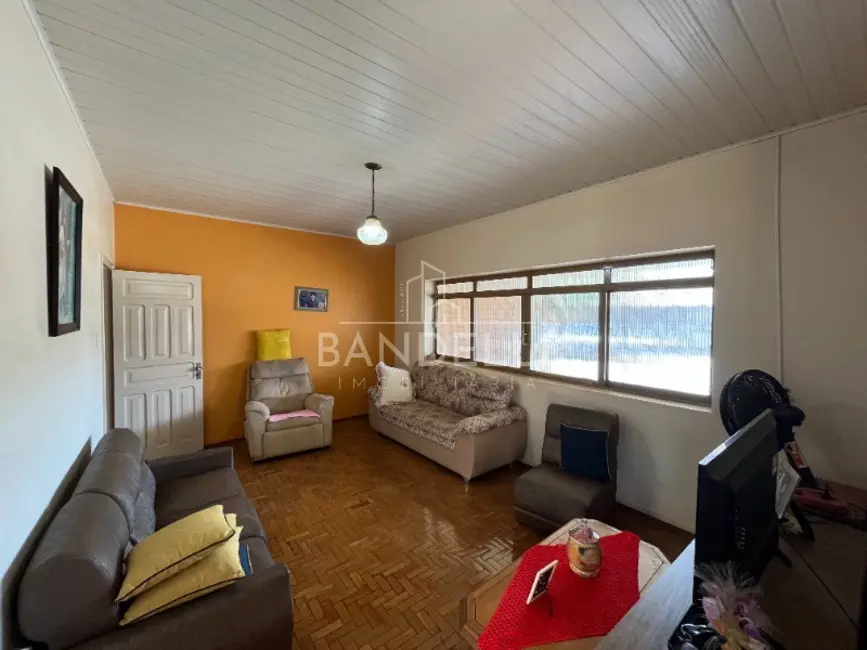 Casa com 3 quartos à venda, 202m2 em Centro, Araraquara - SP - imagem 3 Foto 3 de Casa com 3 quartos à venda, 202m2 em Centro, Araraquara - SP