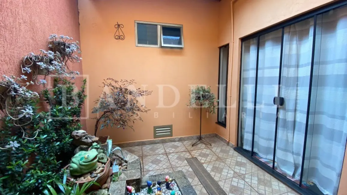 Casa com 3 quartos à venda, 223m2 em Parque Laranjeiras, Araraquara - SP - imagem 3 Foto 3 de Casa com 3 quartos à venda, 223m2 em Parque Laranjeiras, Araraquara - SP