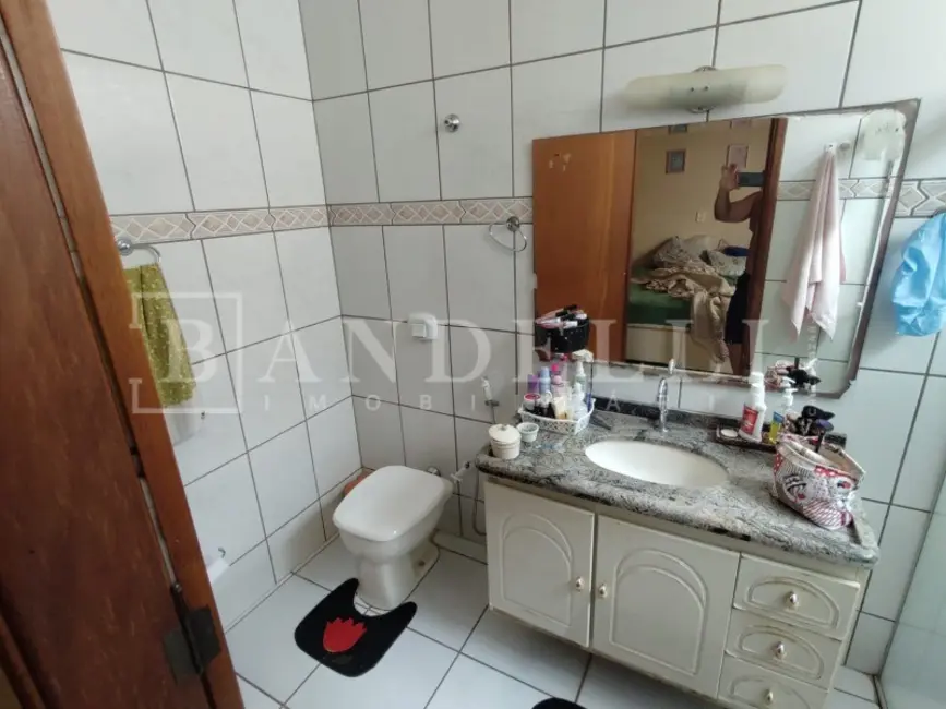 Casa com 3 quartos à venda, 178m2 em Parque Laranjeiras, Araraquara - SP - imagem 3 Foto 3 de Casa com 3 quartos à venda, 178m2 em Parque Laranjeiras, Araraquara - SP