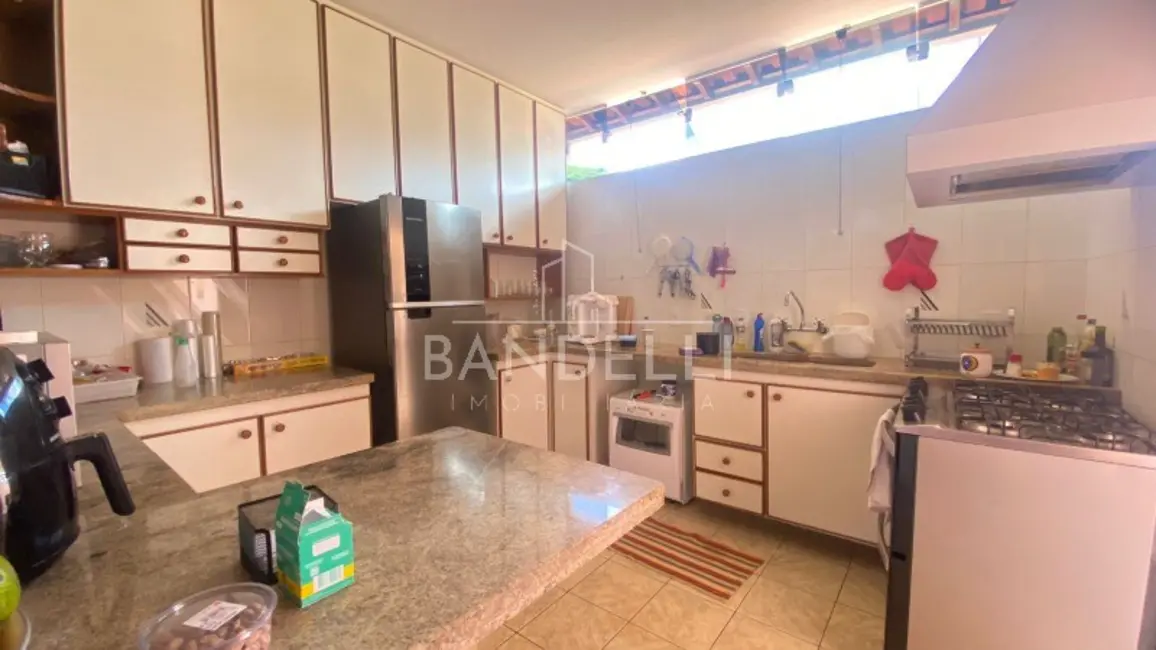 Casa com 3 quartos à venda, 238m2 em Vila Santa Maria (Vila Xavier), Araraquara - SP - imagem 6 Foto 6 de Casa com 3 quartos à venda, 238m2 em Vila Santa Maria (Vila Xavier), Araraquara - SP