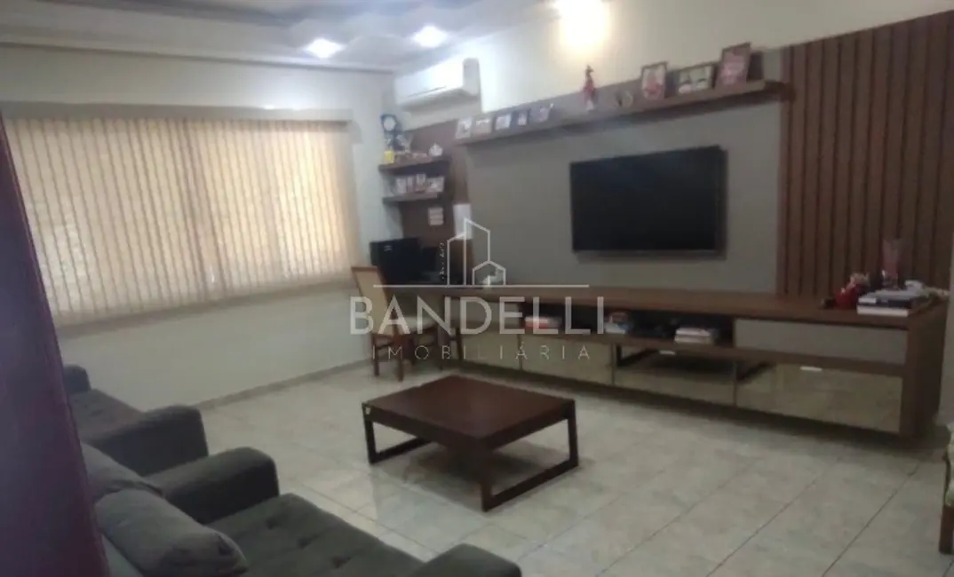 Casa com 3 quartos à venda, 238m2 em Vila Santa Maria (Vila Xavier), Araraquara - SP - imagem 4 Foto 4 de Casa com 3 quartos à venda, 238m2 em Vila Santa Maria (Vila Xavier), Araraquara - SP