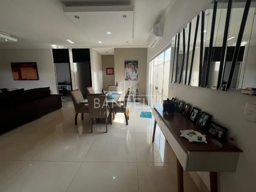 Casa com 3 quartos à venda, 205m2 em Araraquara - SP - imagem 8 Foto 8 de Casa com 3 quartos à venda, 205m2 em Araraquara - SP