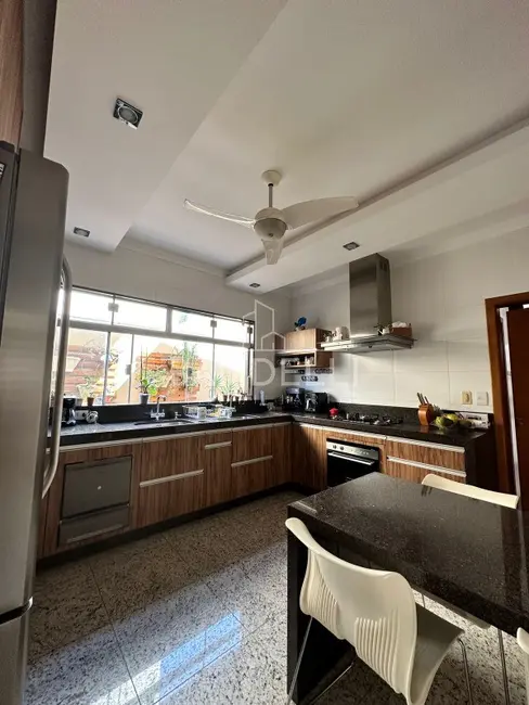 Casa de Condomínio com 3 quartos à venda, 216m2 em Araraquara - SP - imagem 8 Foto 8 de Casa de Condomínio com 3 quartos à venda, 216m2 em Araraquara - SP